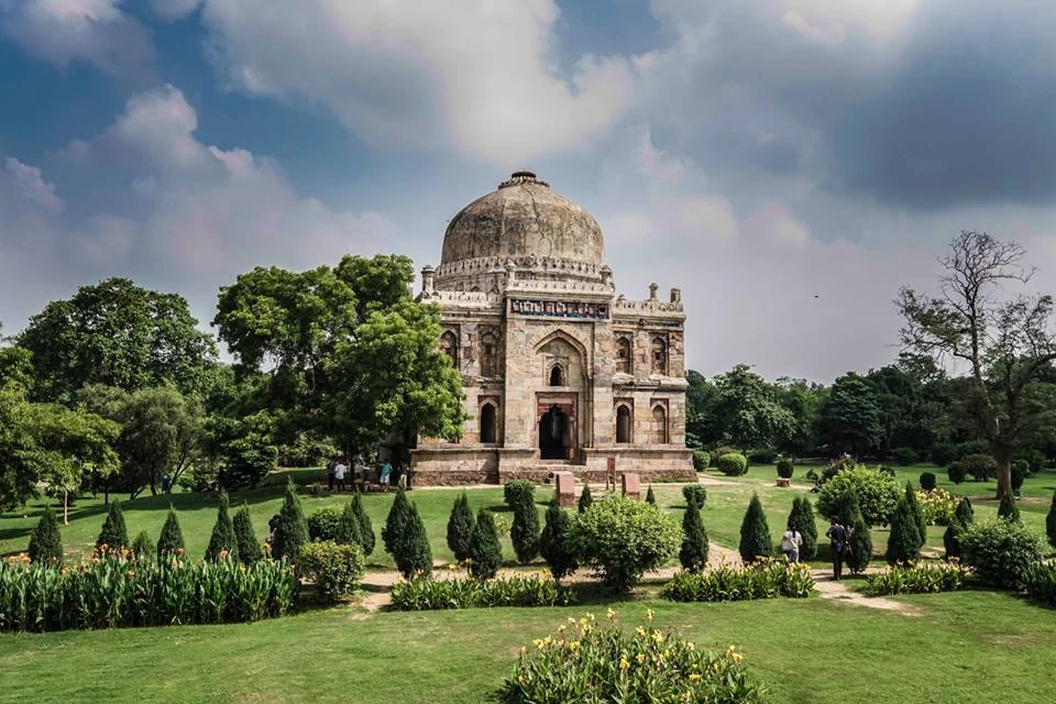 दिल्ली के लोदी गार्डन का दृश्य